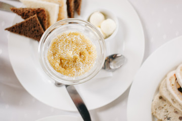 Сервированная тарелка с закуской из икры, хлеба и масла