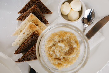 Сервированная тарелка с закуской из икры, хлеба и масла