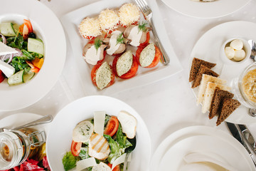 Сервированный и накрытый стол в ресторане в дневное время