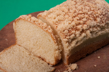 bolo em madeira fundo branco e verde