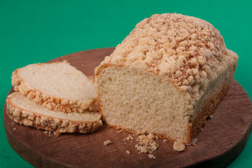 bolo em madeira fundo branco e verde