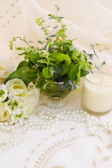 真珠のネックレスと花 