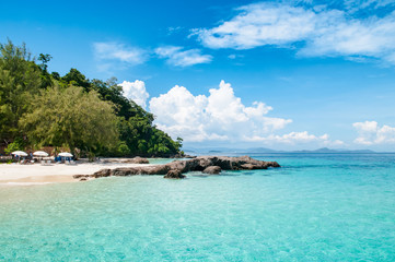 Obraz premium Beach with crystal clear water
