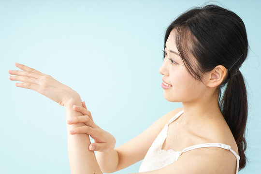 クリームを塗る若い日本人の女性