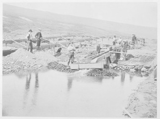 Klondike - Sluicing 1900. Date: Summer 1900