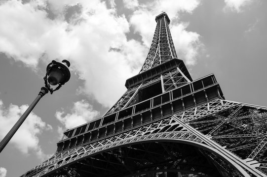 Fototapeta Eiffel tower and parisian streetlight. Paris (France) Black and white.