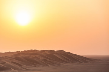 Fototapeta premium Sonnenuntergang hinter der Düne im Oman