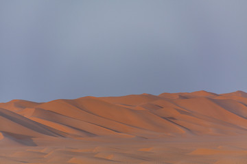 Sonnenaufgang in der unberührten Wüstenlandschaft