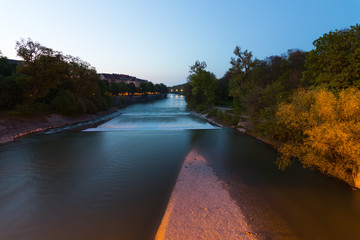 Die Isar bei Nacht, München, Deutschland