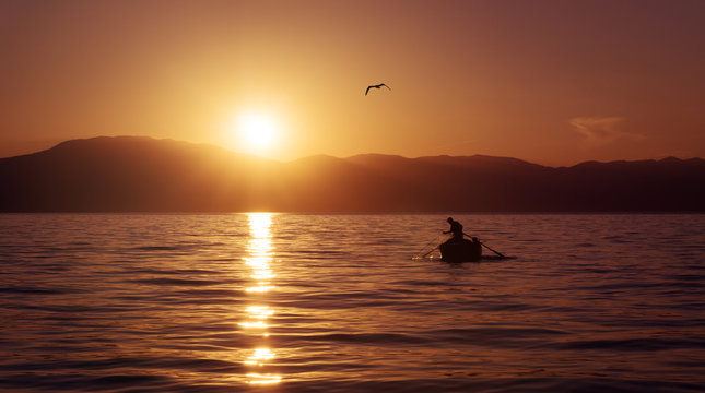 Abendrot am Meer und der einsamer Fischer 