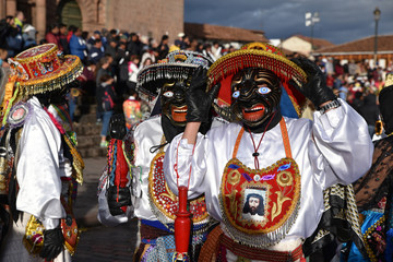 Obraz premium Péruviens en costumes de fête plaza de Armas à Cusco au Pérou