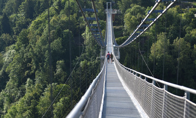Fototapeta na wymiar Wanderer auf der Seilhängebrücke