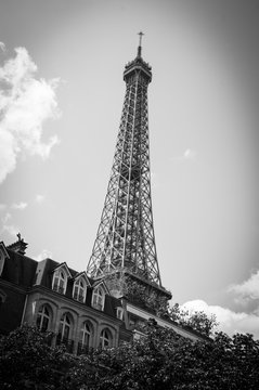 Fototapeta Eiffel tower and typical parisian house with mansards. Black and white. Vignette.