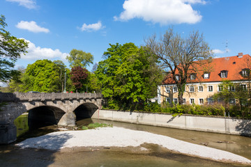 Fototapeta na wymiar An dem Fluss Isar, München, Deutschland