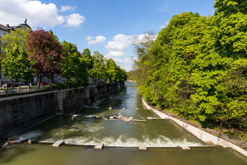 Fototapeta na wymiar An dem Fluss Isar, München, Deutschland