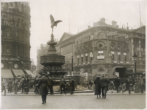 Piccadilly Circus - 1925. Date: 1925