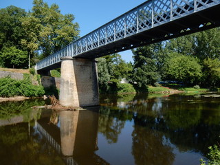 Fototapeta na wymiar Ponte sul fiume Vézère