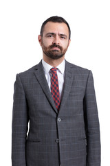 Mann im Anzug und Krawatte mit traurigem Blick