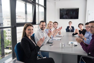 Naklejka premium Group of young people meeting in startup office