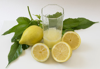 Llenando el vaso con limonada casera.