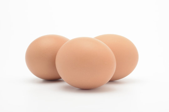 Huevos morenos sobre fondo blanco