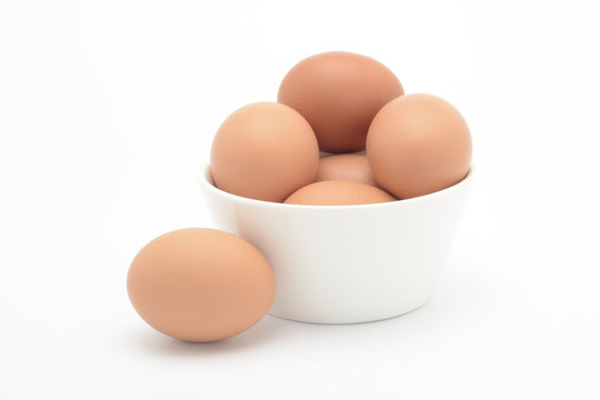 Huevos en un bol blanco de cerámica