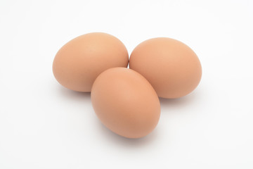 Huevos morenos sobre fondo blanco