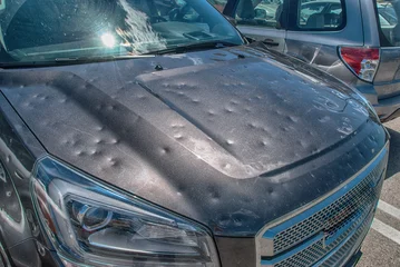 Crédence de cuisine en verre imprimé Orage Dommages causés par la grêle à la voiture