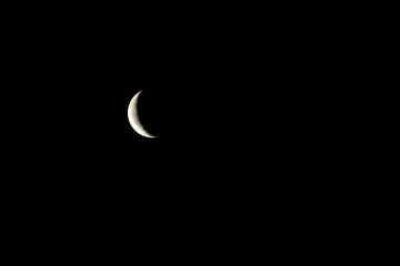 Obraz na płótnie Canvas Sichel des abnehmendes Mondes in der schwarzen Nacht - Halbmond Planet Astronomie