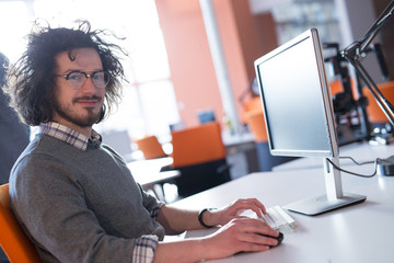Obraz premium businessman working using a computer in startup office