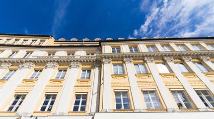 Obraz premium Fassade eines Mehrfamilienhauses