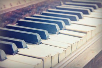 Obraz premium Keys from an old broken damaged piano