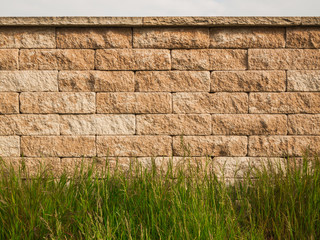 Moderne Gartenmauer als Trockenmauer in Kunststein ohne Mörtel mit Mauerabdeckplatten - Modern...