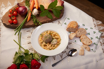 Suppe im Restaurant rustikal dekoriert