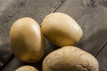 gruppo di patate crude sopra tavolo in legno