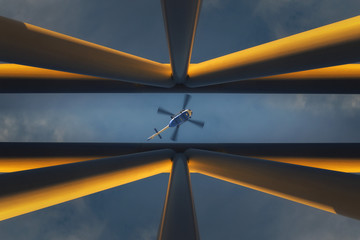 Polizeihubschrauber fliegt am Himmel