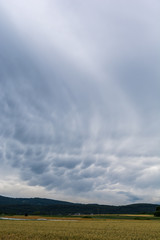 Fototapeta na wymiar idyllische Wolkengebilde mit Wind und Sturm