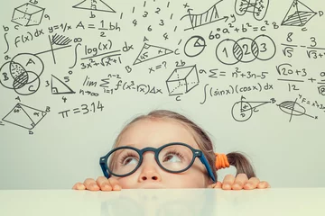 Foto op Plexiglas Kinderopvang mooi schattig klein meisje met wiskundige formules en problemen