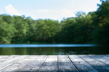 Fond de hotte en verre imprimé Lac / étang Belle forêt et lac avec une planche en bois.
