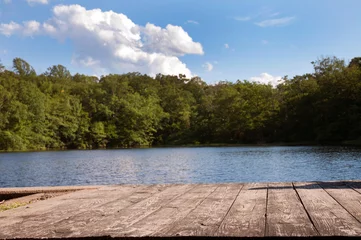 Fleecedeken met foto Prachtig bos en meer met een houten plank. © Dmytro Flisak