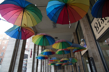 Fototapeta na wymiar Paraguas con los colores del arco iris en Budapest