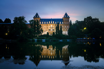 Torino, il Castello del Valentino riflesso nel fiume Po al crepuscolo