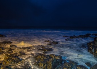 Nightshot der Wellen und Felsen am Indischen Ozean an der Wild Coast