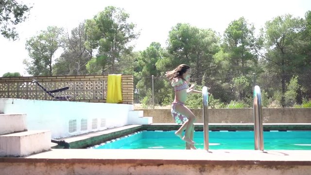 Ni&ntilde;os saltando a la piscina (c&aacute;mara lenta)
