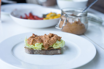 Hummus auf Brot mit Salat