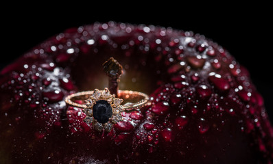 Anillo de compromiso en manzana con rocio