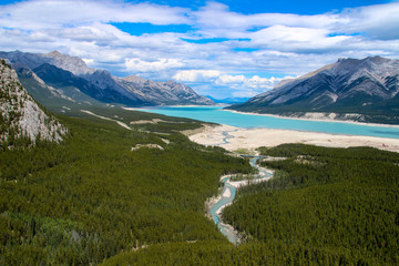 Fototapeta na wymiar Jasper National Park is the largest national park in the Canadian Rockies, Canada
