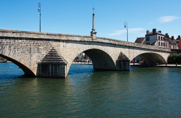 Fototapeta na wymiar Brücke in Villeneuve sur Yonne