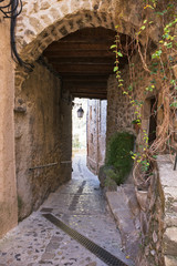 Fototapeta na wymiar Arched passage in the old village in France