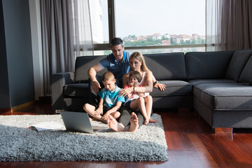 Obraz premium Family Playing Together with laptop computer